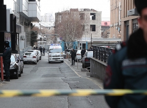 Неизвестный с автоматом проник в Эребуни плаза - прозвучали выстрелы: прямой эфир