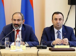 Թե ինչպես է Հրայր Թովմասյանն իր գրիչը տալիս Նիկոլ Փաշինյանին