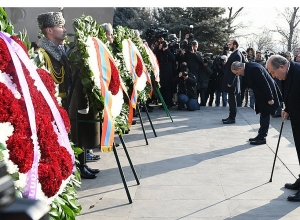 Հարգանքի տուրք՝ «Եռաբլուր» զինվորական պանթեոնում