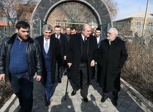 President Sarkissian visits family of Vazgen Sargsyan on Army Day