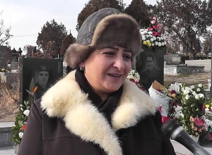 Խնկարկում Եռաբլուրում Արմենակ Ուրֆանյանի ծննդյան կապակցությամբ