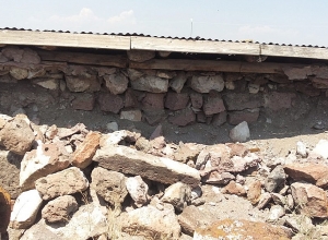 Стена здания обвалилась – осколки упали на женщин