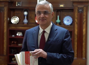 Мгер Григорян подарил книги библиотеке общины Армаш Араратской области