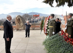 Бако Саакян посетил Степанакертский мемориальный комплекс