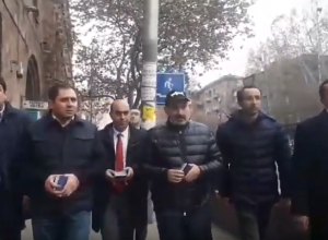 Նիկոլ Փաշինյանը քաղաքացիներին բուկլետ է բաժանում