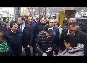 Փաշինյանը անձամբ բուկլետներ է բաժանում