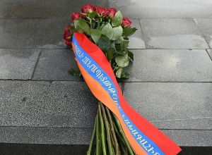 От имени Армена Саркисяна сегодня утром были возложены цветы у памятника Мясникяну