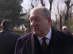 Նախագահ Սարգսյանը «Եռաբլուր» պանթեոնում հարգանքի տուրք է մատուցել Վազգեն Սարգսյանի հիշատակին