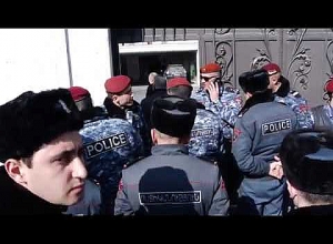 Ոստիկանները վերադարձել են Արամ Վարդանյանի (Վստրեչի Ապերի) տուն