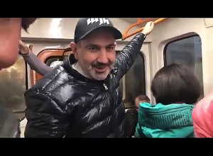 Քարոզարշավ եմ անում Մարիամի եւ Շուշանի հետ. Նիկոլ Փաշինյանը բուկլետներ է բաժանել