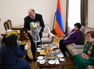 Նախագահ Սարգսյանը Կանանց տոնին ընդառաջ հյուրընկալել է վաստակաշատ հայուհիների