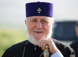 Մեր օրհնությունն ու ջերմ շնորհավորանքներն ենք բերում տիկնանց և օրիորդներին․ կաթողիկոս