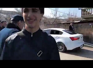 Նիկոլ Փաշինյանը մանուշակներ է նվիրում Քարաշամբի կանանց