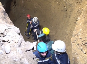 Ջրագծի համար փոս փորելիս ընկել են մեջը․ փրկարարները դուրս են բերել նրանց դիերը