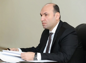 Исполняющий обязанности главного принудительного исполнителя написал заявление об уходе с должности