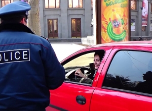 Մարտի 8 ին ճանապարհային ոստիկանները ծաղիկներ նվիրեցին կին վարորդներին