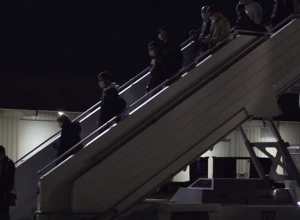 С опозданием на несколько часов прибыл самолет из Рима