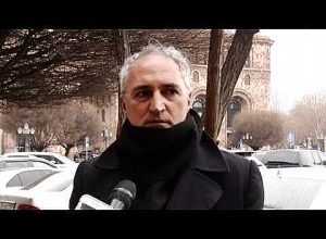 «Мы не целуем крест, не целуем правую руку, не лижем сапоги»: демонстрация напротив Правительства