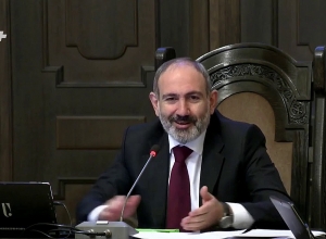 Members of government applaud businessmen, health care workers and Armenian people (video)