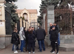 Почему граждане РФ проводят акцию протеста около посольства Грузии в Армени?