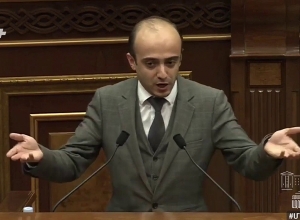 Амазасп Даниелян и Тарон Симонян сделали друг другу замечание в Национальном собрании