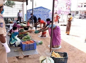 Policemen both disperse with batons and give free food: State of Emergency in India through eyes of Armenians (video)