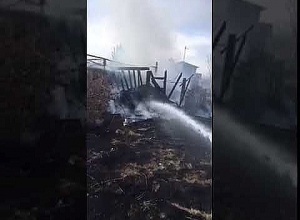 Спасатели потушили пожар, вспыхнувший в деревянном домике