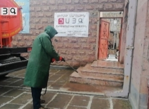 Дезинфицируют здания в Гюмри