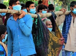 Тысячи людей в Индии вынужденно прошли 400 км пешком