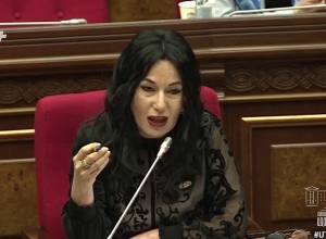 Էնպես ասացիք, հիմա կիմանան սմարթֆոն եք նվեր տալու․ Նաիրա Զոհրաբյան