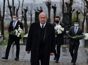 Armen Sarkissian pays tribute to memory of 2016 April four-day war victims