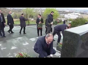 Նիկոլ Փաշինյանը հարգանքի տուրք է մատուցել ապրիլյան քառօրյա պատերազմի հերոսների հիշատակին