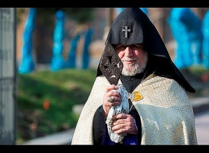 Սուրբ Գեղարդով օրհնվում են աշխարհի չորս կողմերը․ Ծաղկազարդի պատարագ