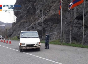 Арцахские полицейские на контрольно-пропускных пунктах проверяют документы, удостоверяющие личность