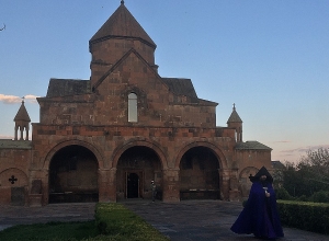 «Мне плакать хочется»: в духовном центре церкви не открылись перед верующими