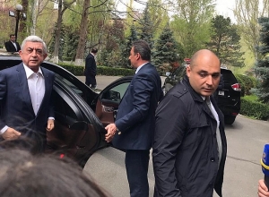 Мне нечего скрывать: Серж Саркисян прибыл в Национальное собрание