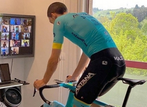 Virtual version of famous "Giro d'Italia" cycling race begins