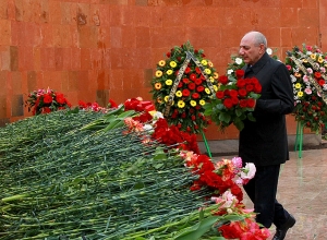 Бако Саакян посетил Мемориальный комплекс