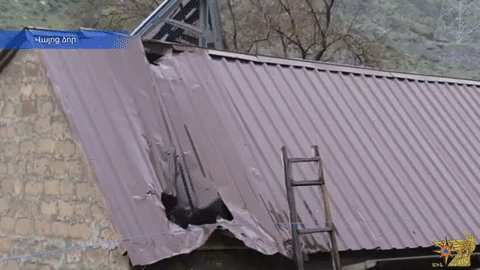 В селе Гладзор Вайоцдзорской области огромные осколки обвалились на жилой дом