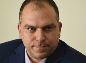 Советник Авиняна освобожден от должности