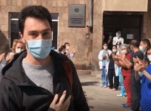 «Я еле дышал, сейчас заново учусь ходить»: молодой человек, победивший коронавирус: Azatutyun.am