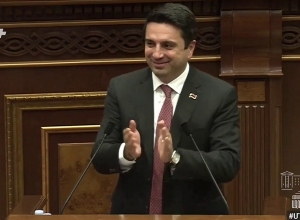 Ալեն Սիմոնյանը ծաղիկներ նվիրեց Նաիրա Զոհրաբյանին