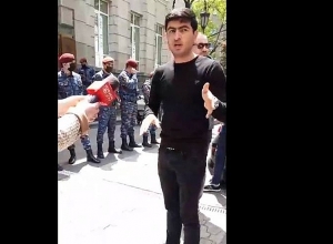 «Вы обязаны ответить на наши логичные вопросы»: акция у Центрального  банка