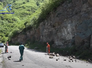 На дороге, ведущей из Алаверди к Сарахарту, всегда есть опасность камнепада