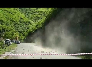 Փրկարարներն իրականացնում են արհեստական քարաթափման աշխատանքներ