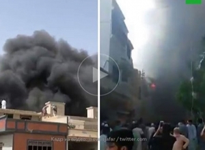 Пассажирский самолет рухнул на жилые дома в Пакистане