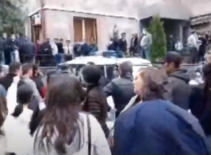 Напряженная ситуация напротив полиции Капана продолжается: прямой эфир