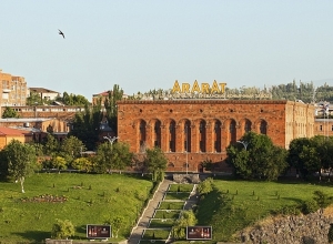 Օրացույց․ 25-ը մայիսի․ Կոնյակի գործարանի սեփականաշնորհման ստորագրումից՝ ագռավների հարձակում