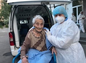 Из медицинского центра выписана 101-летняя женщина, преодолевшая коронавирус