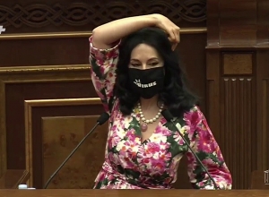 Ոստիկանությունը ճանկռելով  բերման է ենթարկում քաղաքացուն, հետո ասում է՝ քաղաքացին  ինքն իրեն կծել է